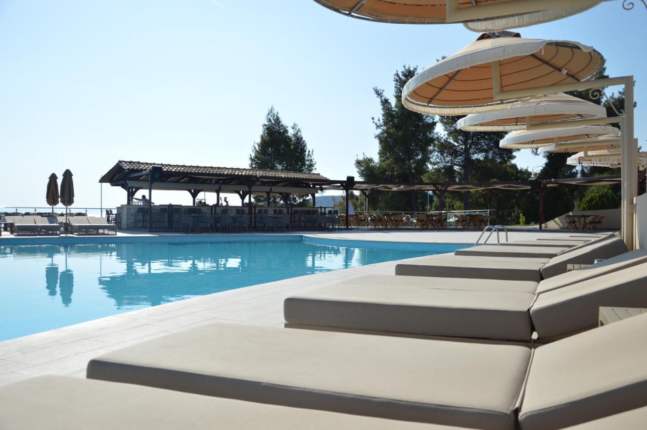 Alia Palace Hotel - Adults Only 16+ Chalkidiki Eksteriør billede The pool at the hotel