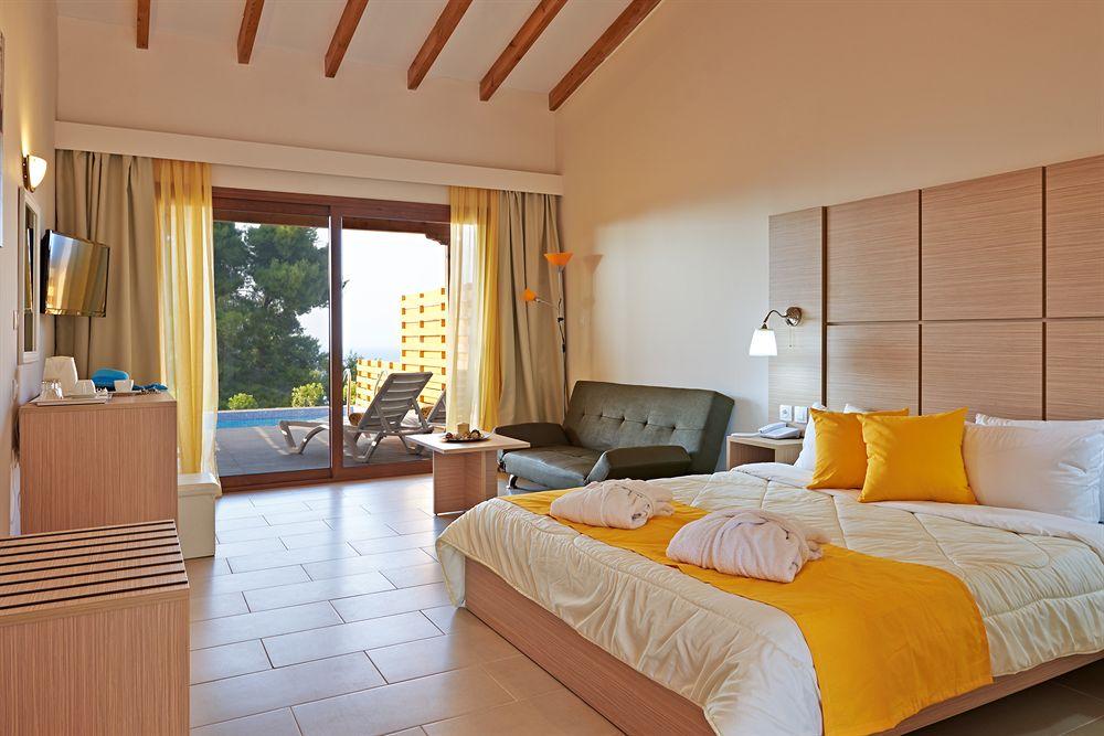 Alia Palace Hotel - Adults Only 16+ Chalkidiki Eksteriør billede A room at the hotel