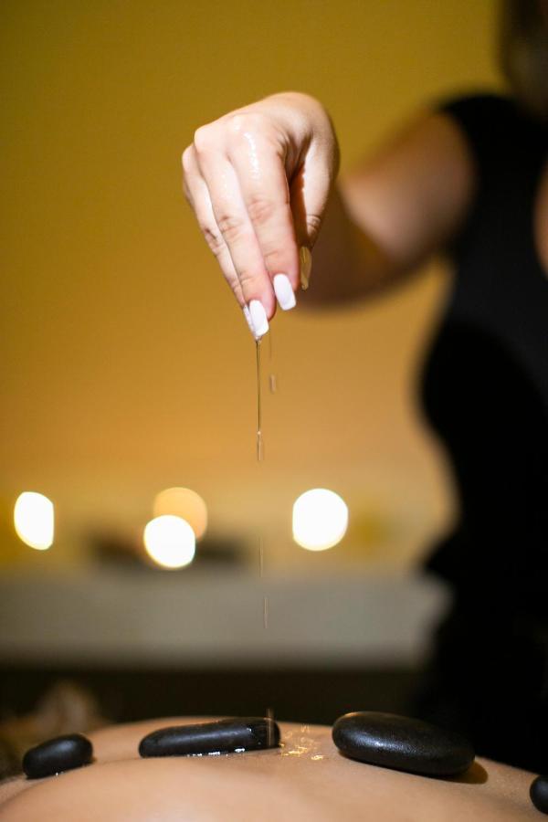 Alia Palace Hotel - Adults Only 16+ Chalkidiki Eksteriør billede A woman dripping oil on her hands