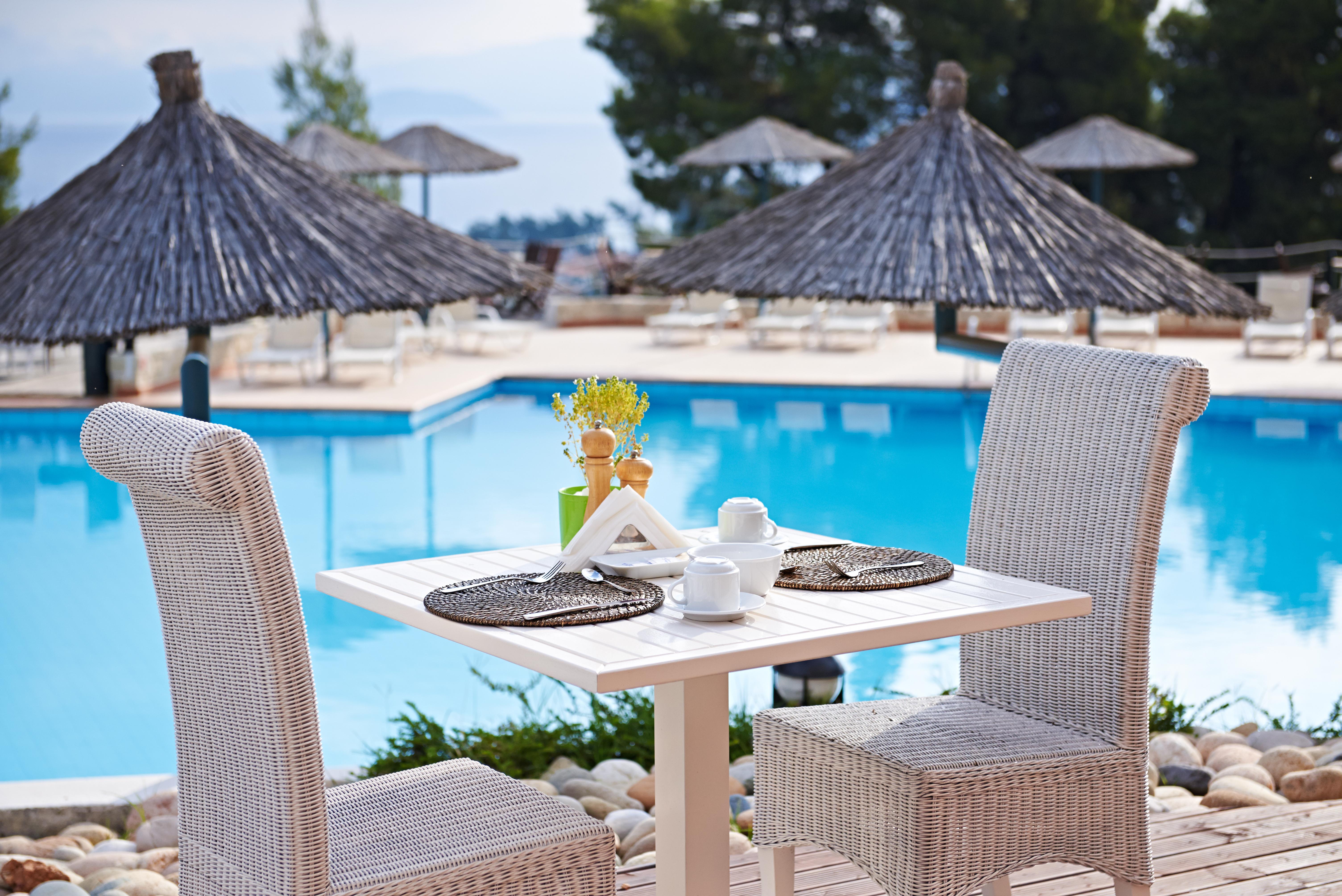 Alia Palace Hotel - Adults Only 16+ Chalkidiki Eksteriør billede A poolside table at a hotel