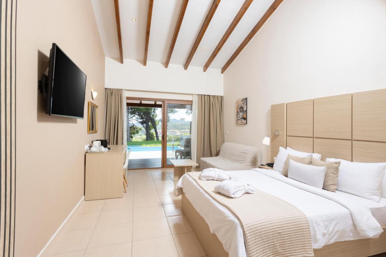 Alia Palace Hotel - Adults Only 16+ Chalkidiki Værelse billede A room at the resort