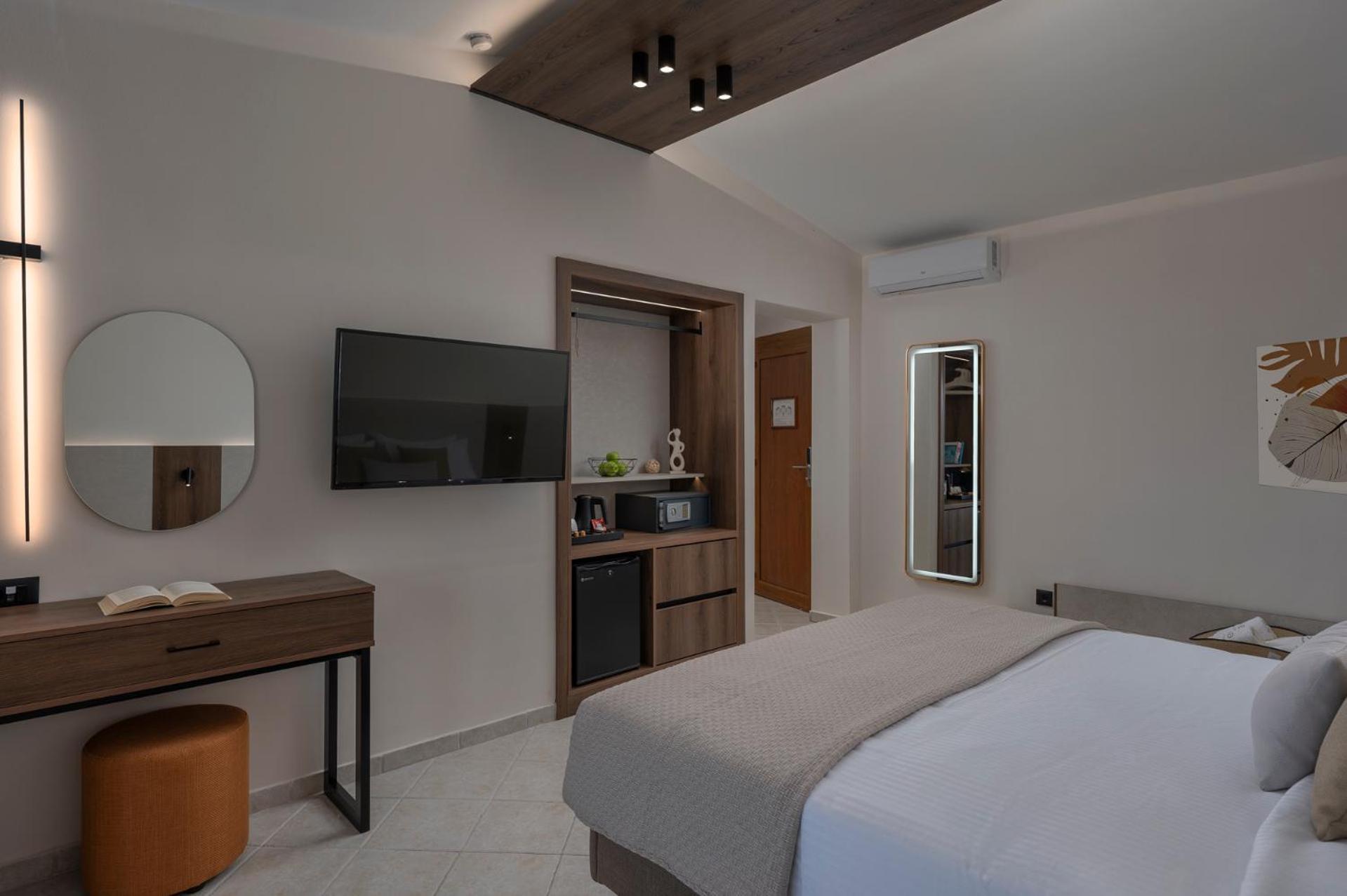 Alia Palace Hotel - Adults Only 16+ Chalkidiki Eksteriør billede A room at the hotel