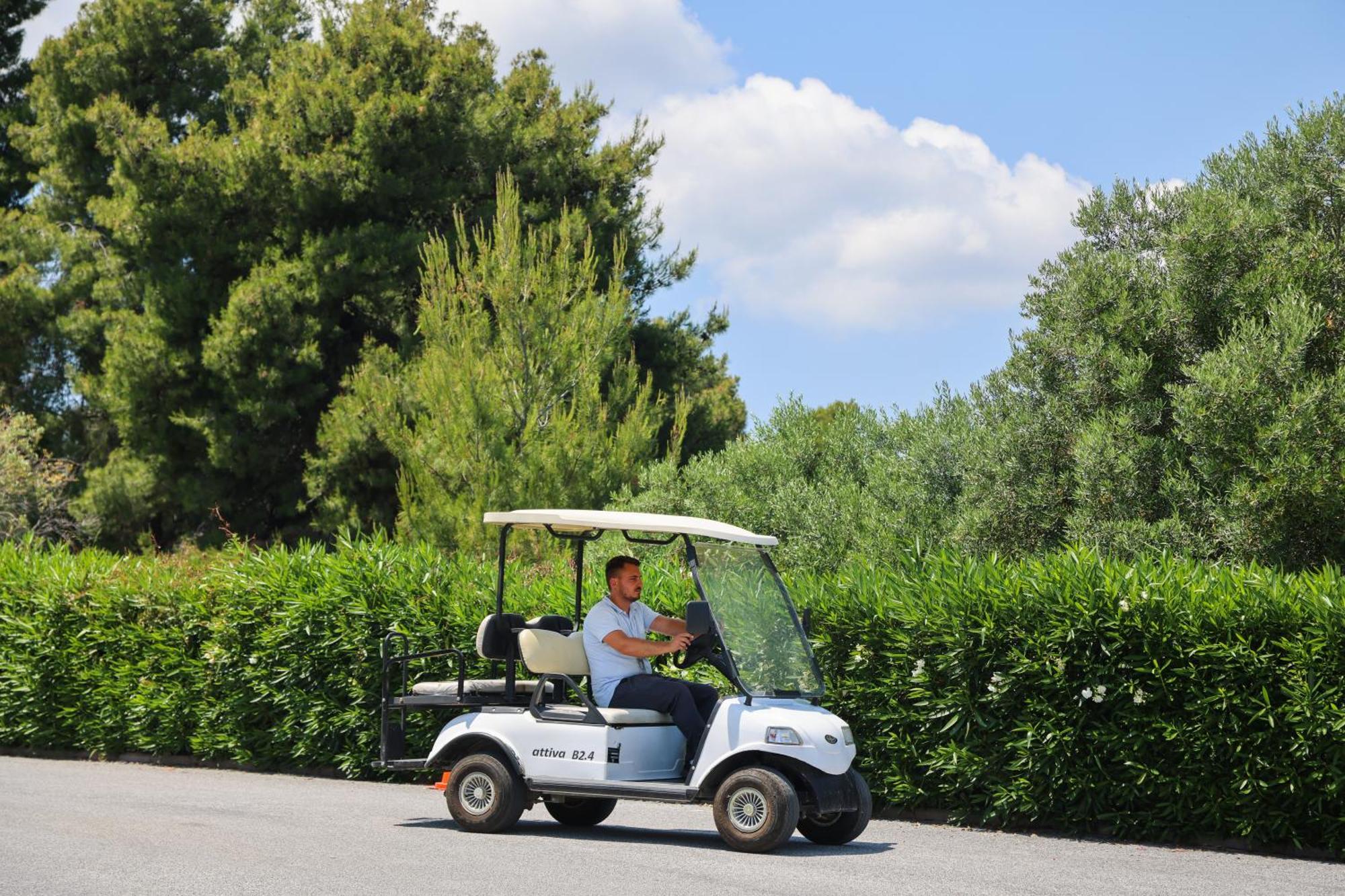 Alia Palace Hotel - Adults Only 16+ Chalkidiki Eksteriør billede Golf cart