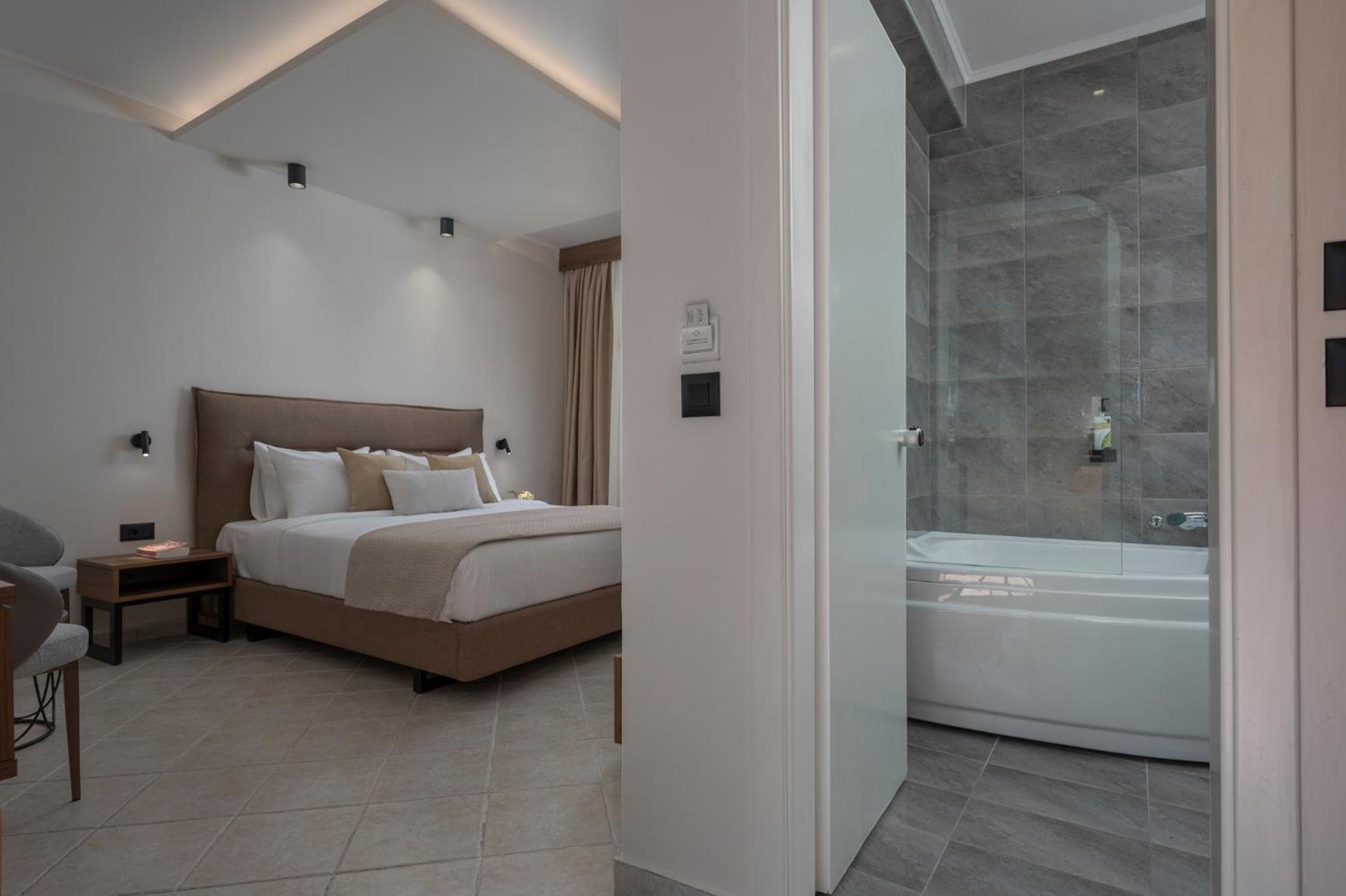 Alia Palace Hotel - Adults Only 16+ Chalkidiki Eksteriør billede A room at the hotel