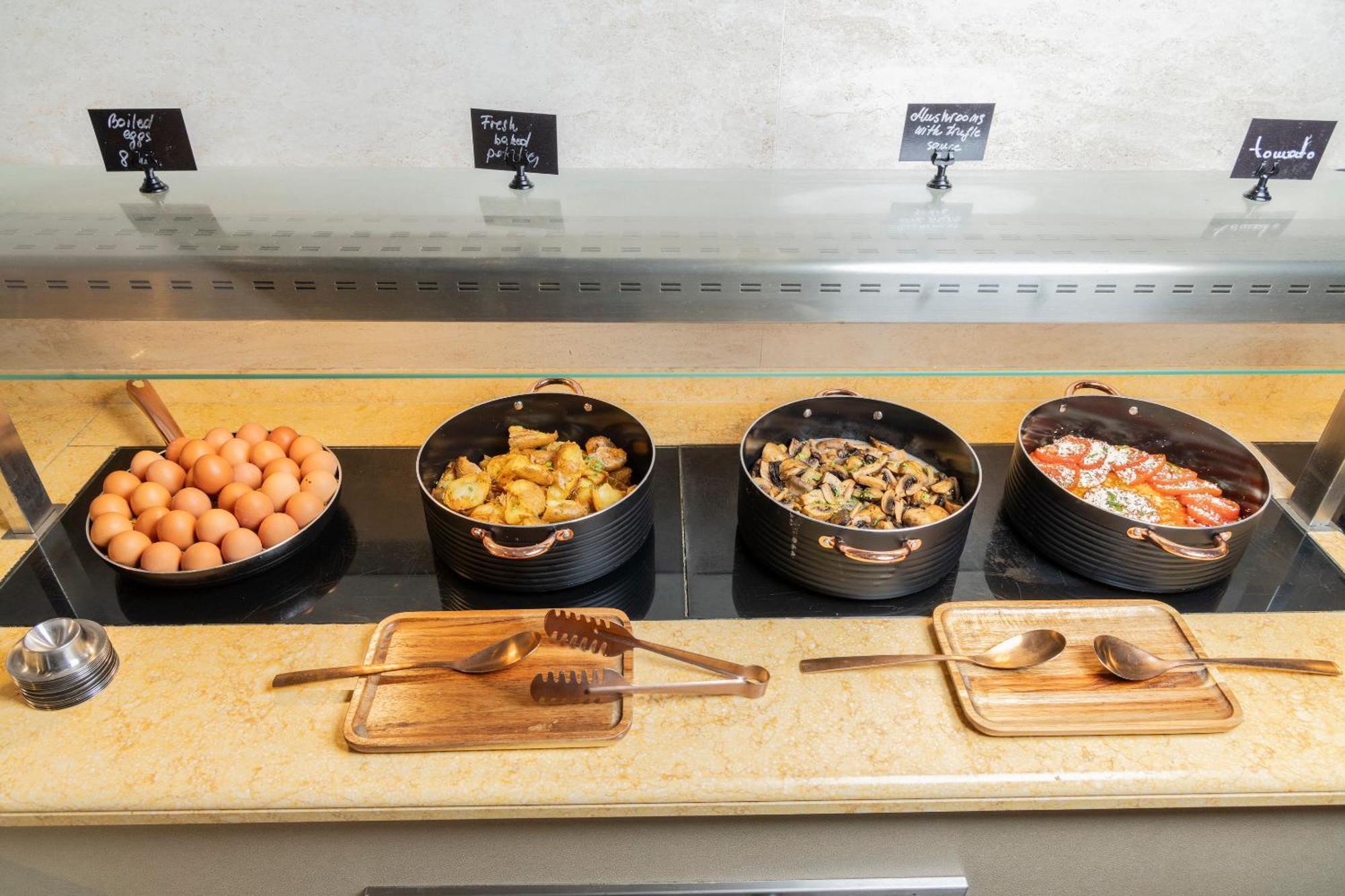 Alia Palace Hotel - Adults Only 16+ Chalkidiki Eksteriør billede A breakfast buffet at a hotel