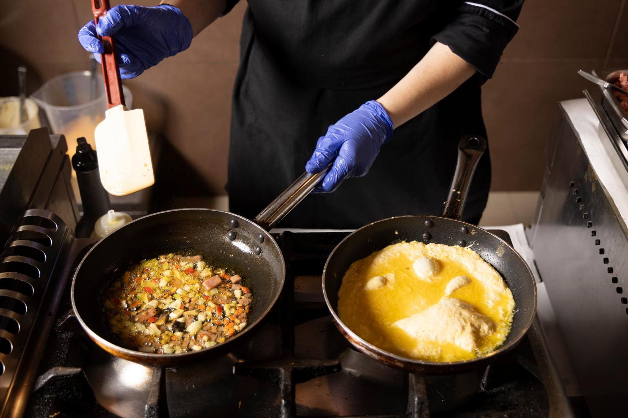 Alia Palace Hotel - Adults Only 16+ Chalkidiki Eksteriør billede A chef cooking with a wok