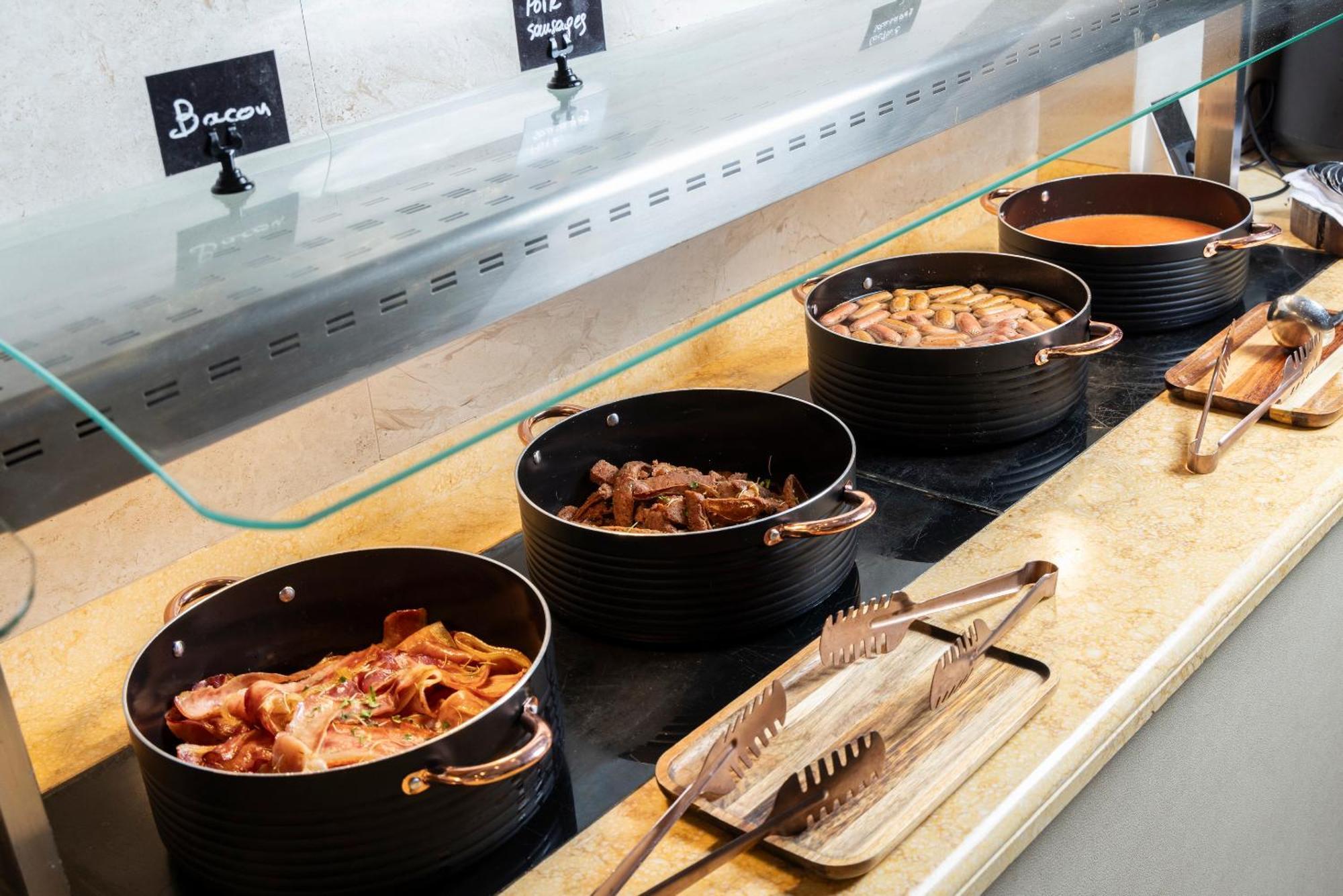 Alia Palace Hotel - Adults Only 16+ Chalkidiki Eksteriør billede Bacon, sausage, chicken and cheese at a salad bar