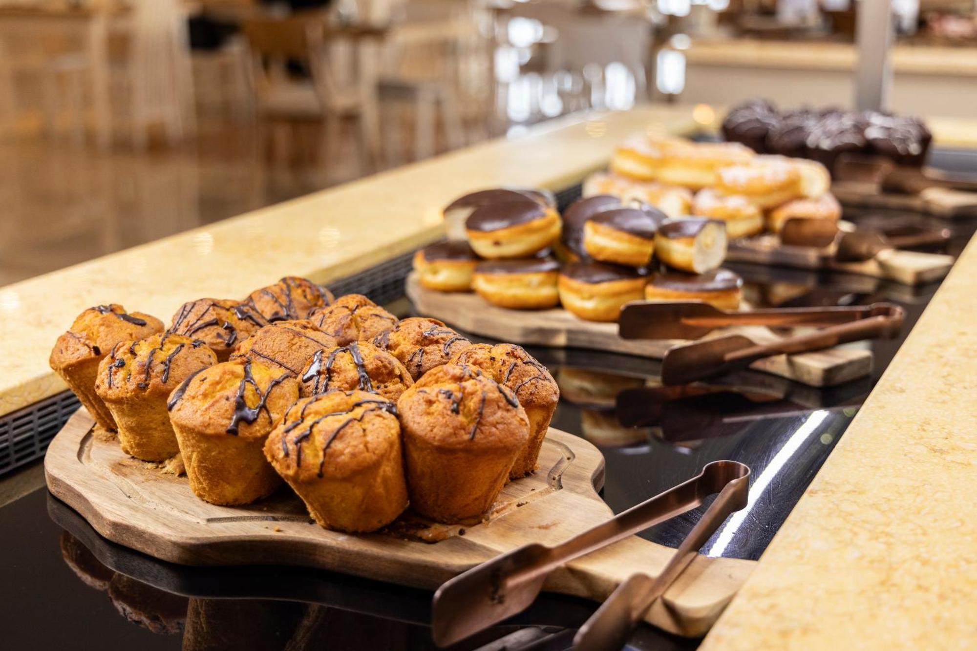 Alia Palace Hotel - Adults Only 16+ Chalkidiki Eksteriør billede A selection of pastries at a buffet